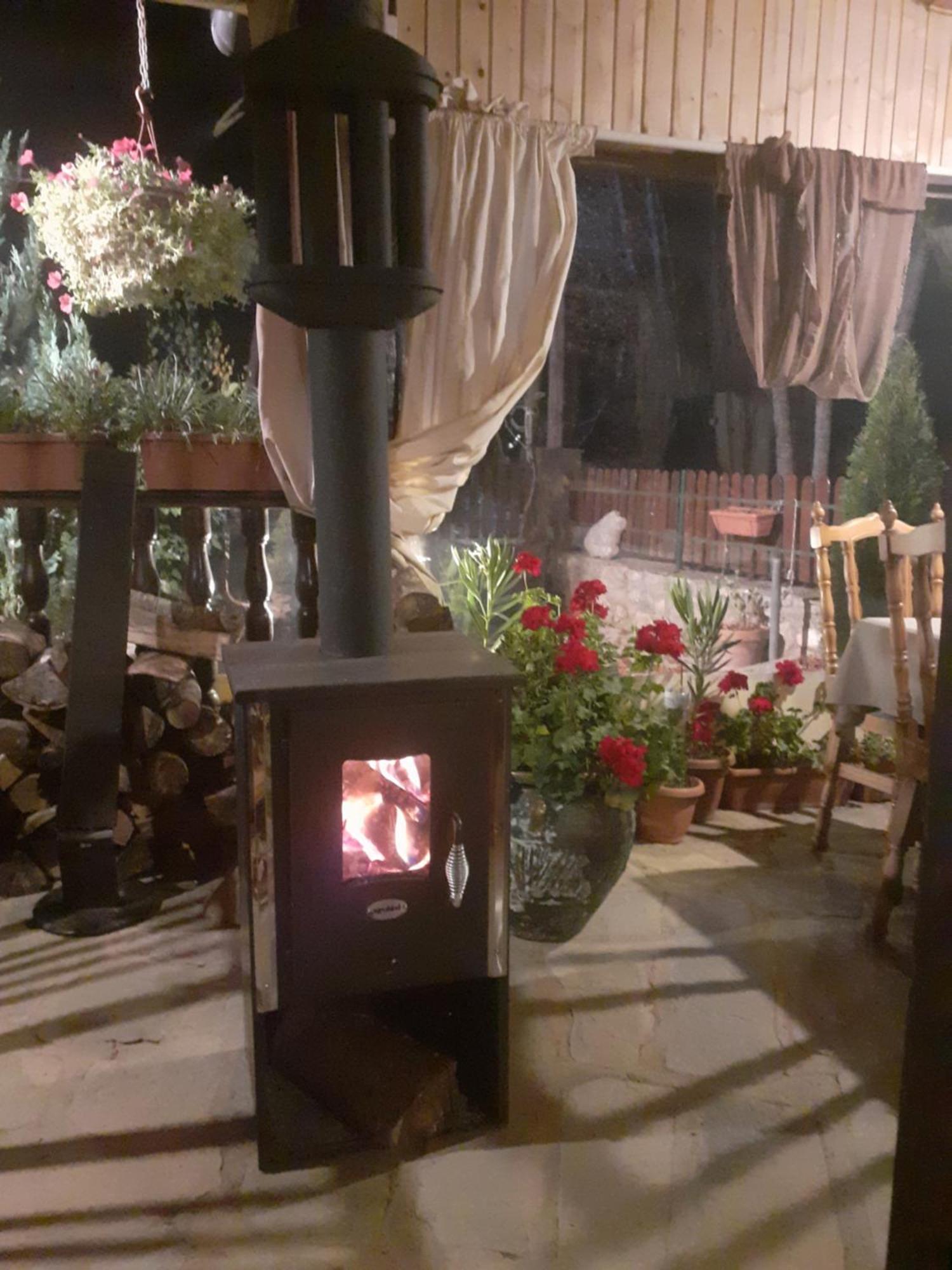 Restaurant And Apartments - T'Ga Za Jug Lazaropole Zewnętrze zdjęcie